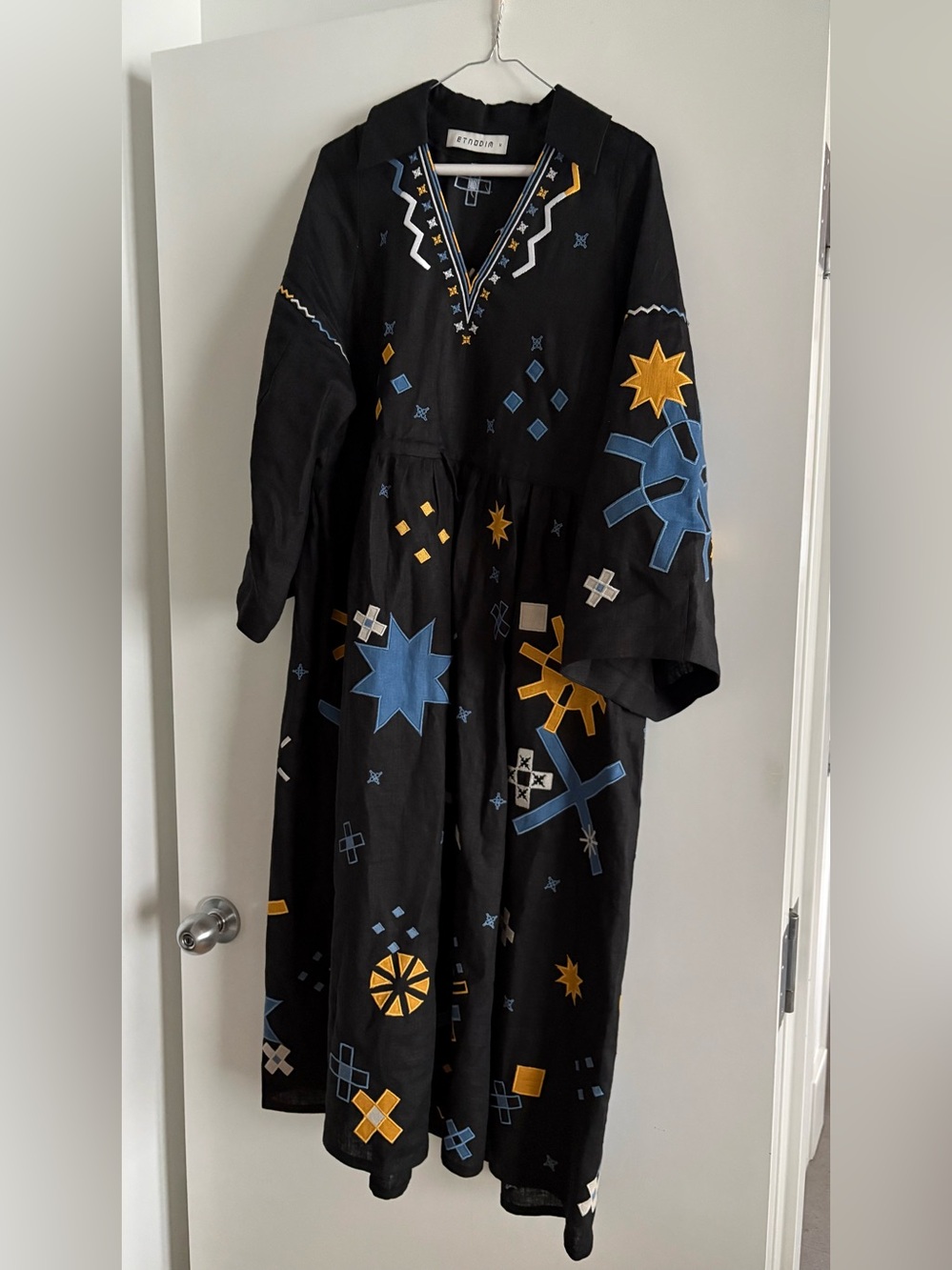 Etnodim black linen dress with star embroidery
